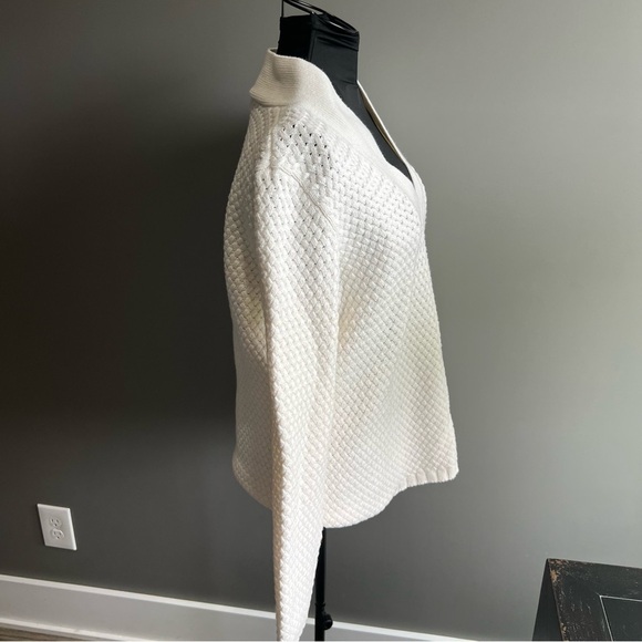 Liz Claiborne Cream Textured Sweater with unique V-neck Size Medium - Picture 3 of 10